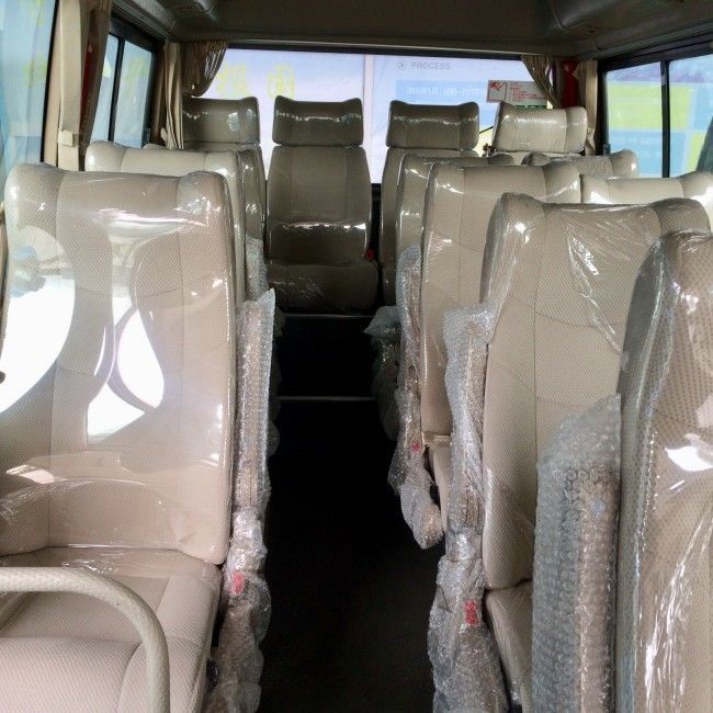 รถโค้ชดีเซล 32 ที่นั่ง พร้อมเครื่องปรับอากาศและระบบควบคุมการยึดเกาะถนนเพื่อการขนส่งผู้โดยสารที่ปลอดภัย